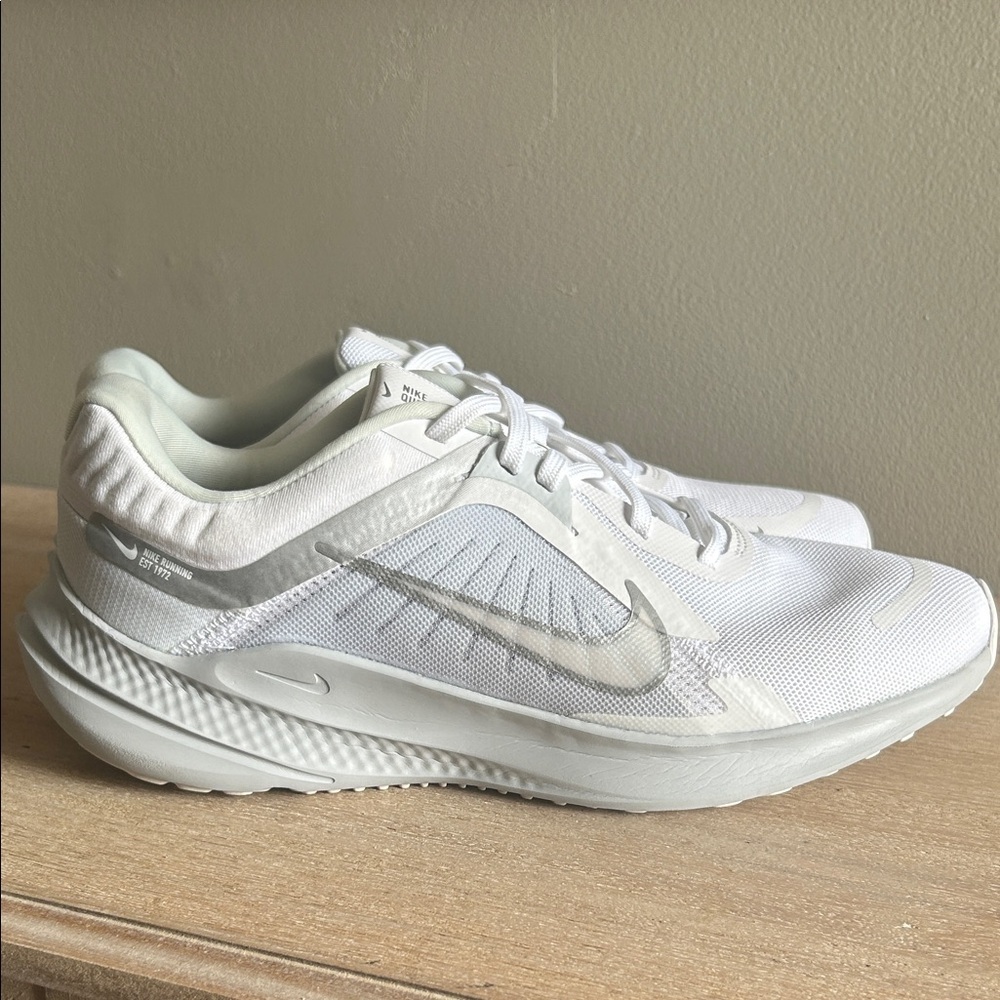 Nike quest 5 women’s sporty, comfortable, white running sneakers size 9​​